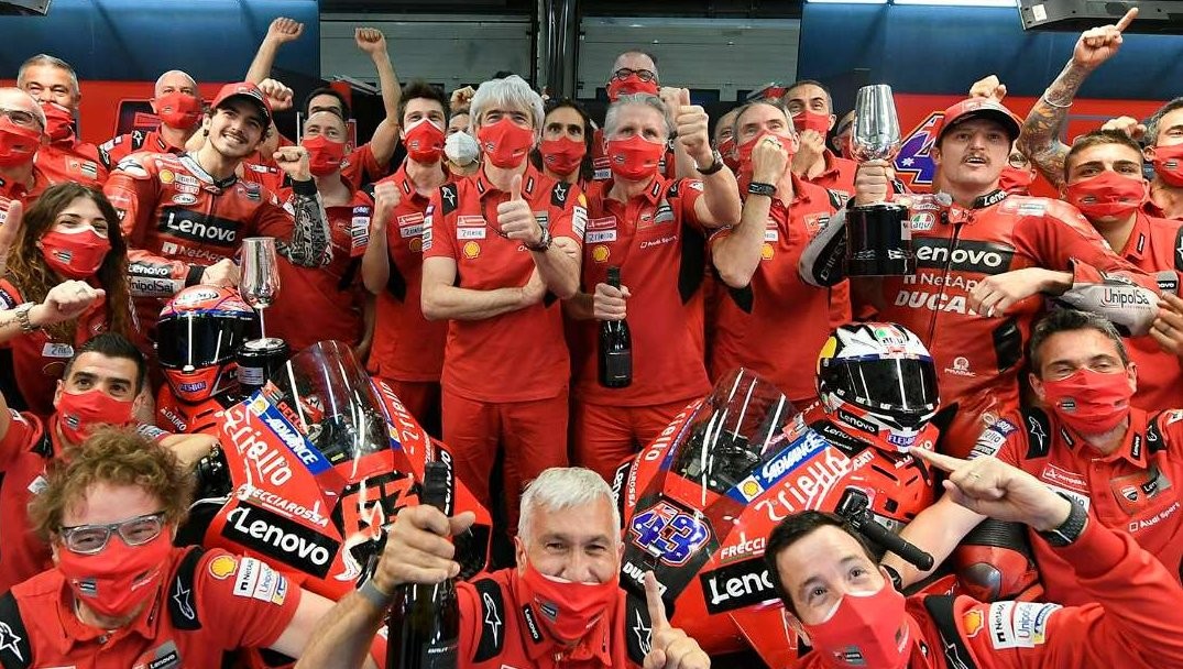 Tim Ducati kini bisa tersenyum setelah terus mendominasi MotoGP dalam dua tahun terakhir. (Foto: X/@PCiabatti)