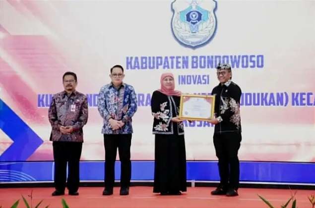 Pj Bupati Bondowoso Bambang Soekwanto menerima piagam penghargaan inovasi Kursi Tandu Terinovatif VI Inotek Award Jatim 2023 dari Gubernur Jatim Khofifah Indar Parawansa.(Foto:diskominfo bondowoso)