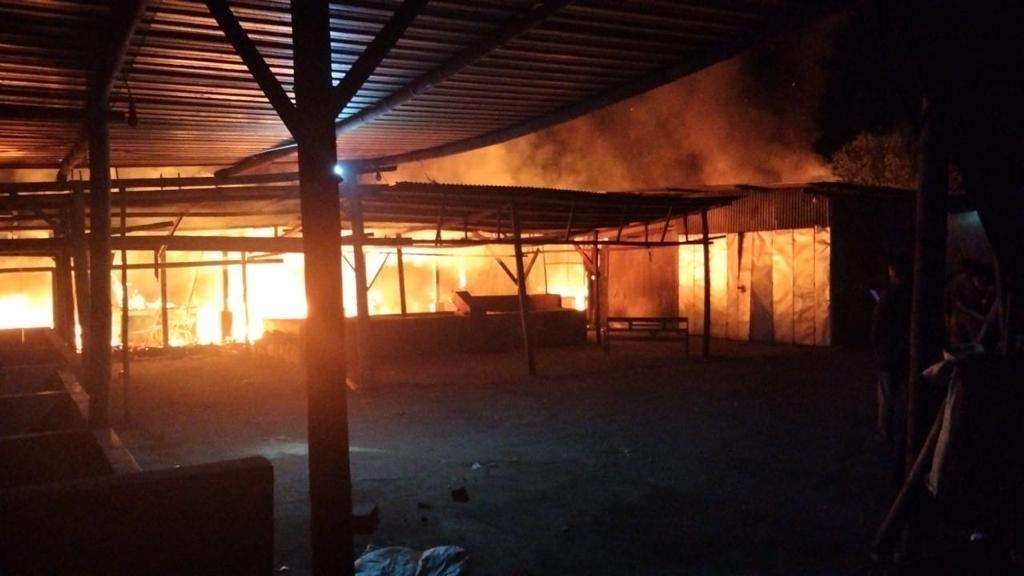 Pasar Ikan di pantai Tambakrejo Kecamatan Wonotirto Kabupaten Blitar terbakar pada Senin 9 Oktober 2023 malam.(Foto: Choirul Anam/Ngopibaeng.id)