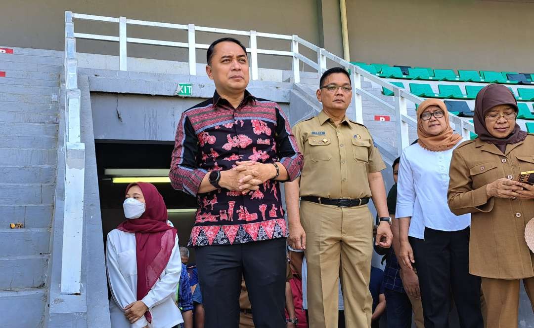 Walikota Surabaya, Eri Cahyadi, saat melakukan sidak persiapan GBT sebagai venue Piala Dunia U-17. (Foto: Pita sari/Ngopibareng.id)