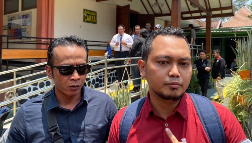 Kuasa Hukum Terdakwa Ambon Fanda, Rony Alexander (kiri) dan Adi Dharmawan (kanan) usai sidang vonis di Pengadilan Negeri Malang (Foto: Lalu Theo/Ngopibareng.id)