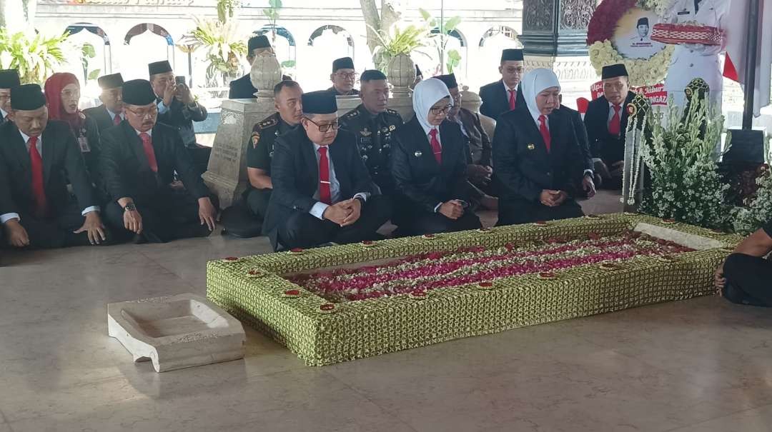 Gubernur Jawa Timur, Khofifah Indar Parawansa (kanan) ziarah dan tabur bunga ke makam Bung Karno di Blitar, Rabu 11 Oktober 2023. (Foto: Choirul Anam/Ngopibareng.id)