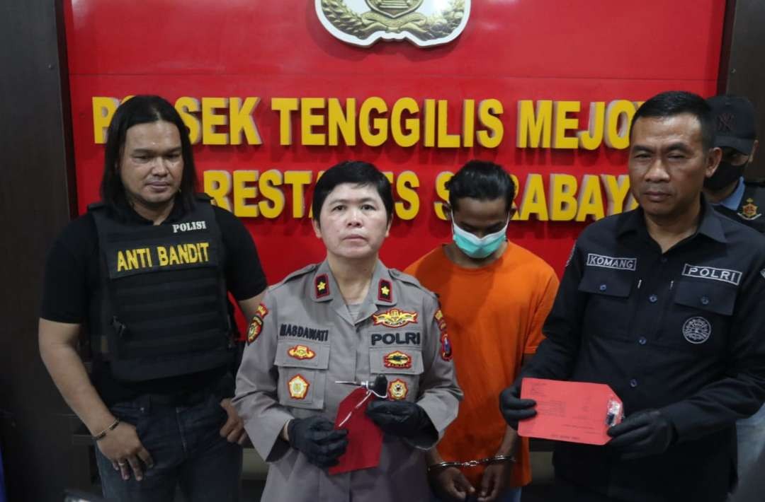 Kompol Masdawati, Kapolsek Tenggilis Surabaya saat mengungkap pelaku pencurian motor di Humas Pemkot Surabaya. (Foto: Istimewa)