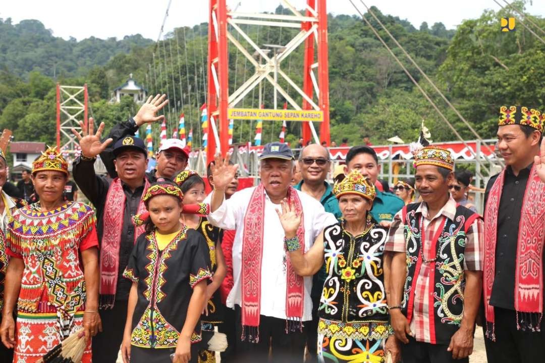 Menteri PUPR, Basuki Hadimuljono meresmikan Pembangunan jembatan gantung Kareho, Kalimantan Barat. (Foto: Humas PUPR)