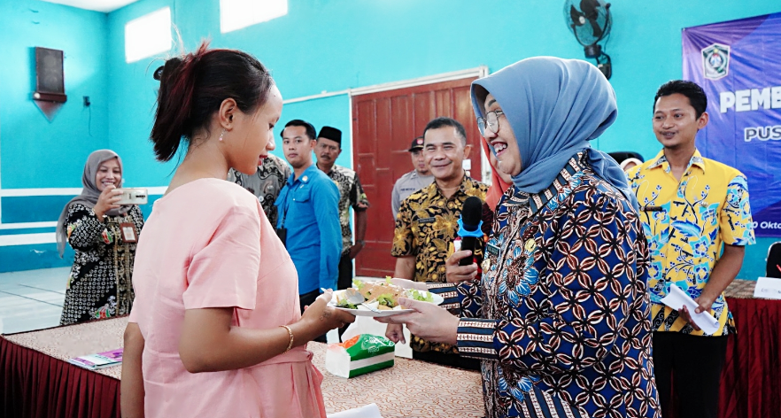 Pj. Bupati Lumajang, Indah Wahyuni (Yuyun) mendorong pentingnya pemberian makanan bagi ibu hamil. (Foto: Kominfo Lumajang)