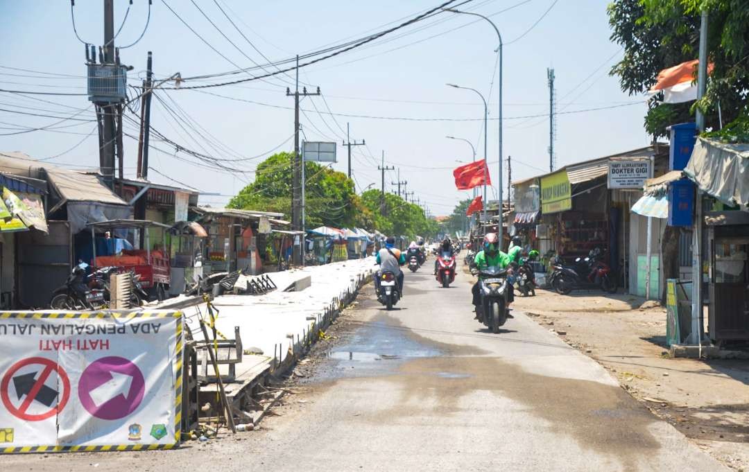 Proyek betonisasi ruas jalan di Sidoarjo (foto : Aini/Ngopibareng.id)