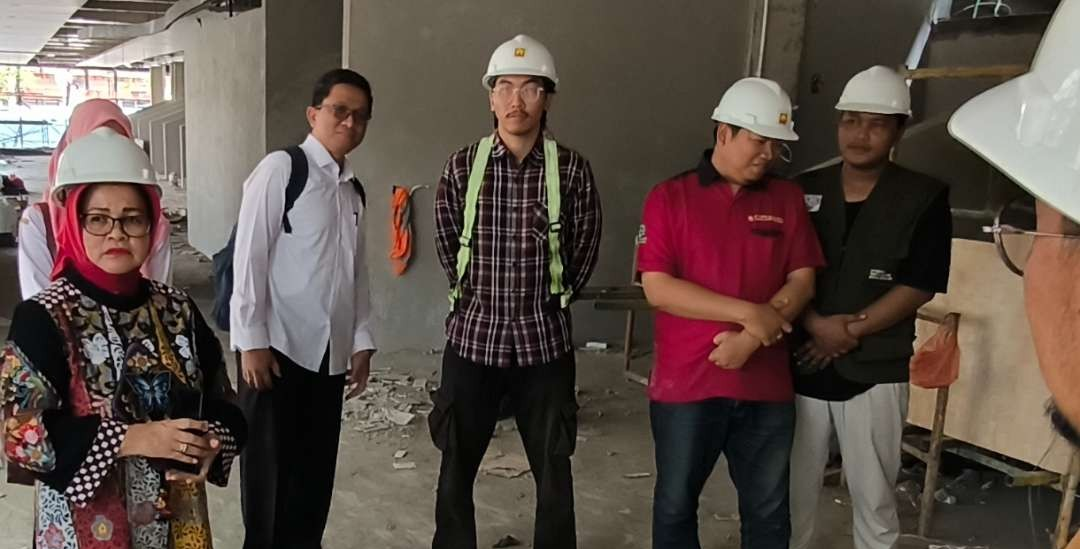 Komisi C DPRD Kota Kediri secara mendadak meninjau langsung penggarapan proyek pembangunan revitalisasi alun-alun berlokasi di Jalan Panglima Sudirman. (Foto: Fendi Lesmana/Ngopibareng.id)