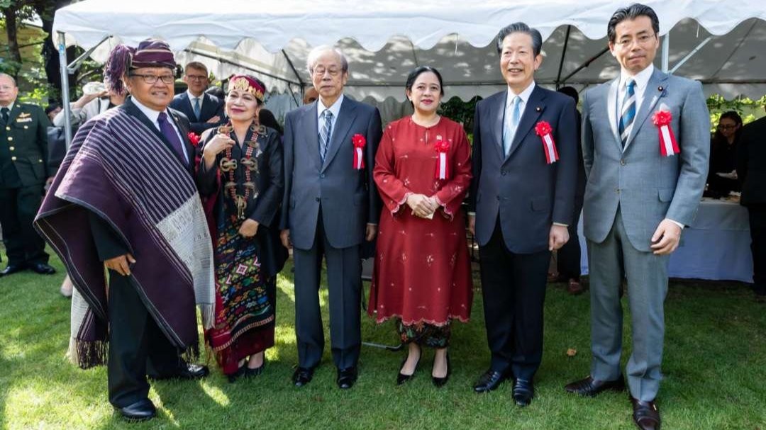 Kenakan busana khas Batak, Dubes LBPP RI Heri Akhmadi dan Ibu Nuning Akhmadi menyambut tamu kehormatan dalam Resepsi Diplomatik KBRI Tokyo 2023. (Foto: Dok KBRI Tokyo)