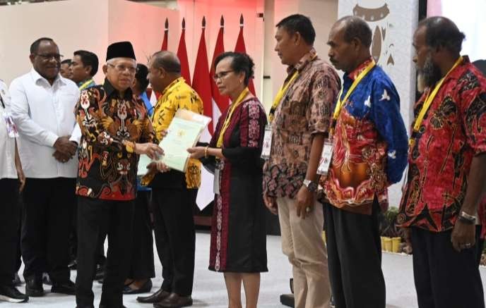 Wapres Ma'ruf Amin bersama masyarakat Papua. (Foto: Setwapres)