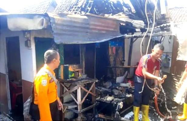 Anggota Damkar dan BPBD Situbondo memeriksa rumah kakek di Desa Olean Kecamatan Situbondo hangus terbakar.(Foto:BPBD Situbondo)
