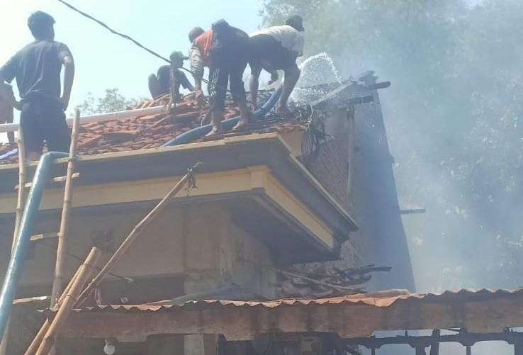 Empat rumah warga Desa Alaspandan, Kecamatan Pakuniran, Kabupaten Probolinggo terbakar. (Foto: Polsek Pakuniran)