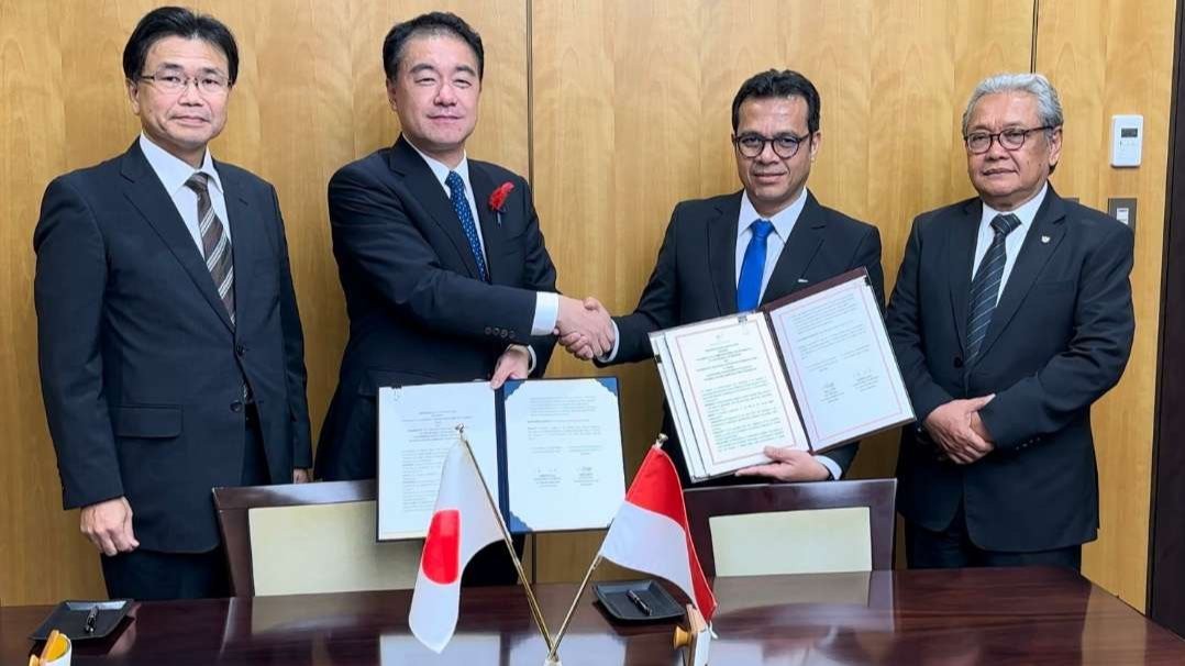 Dubes RI untuk Jepang Heri Akhmadi menyaksikan penandatanganan Memorandum Kerja Sama (MKS) tentang Kerja Sama di Bidang TIK. (Foto: Dok KBRI Tokyo)