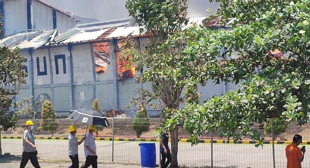 Kebakaran Pabrik Tissue Mojokerto.(Foto Deni Lukmantara/Ngopibareng.id)