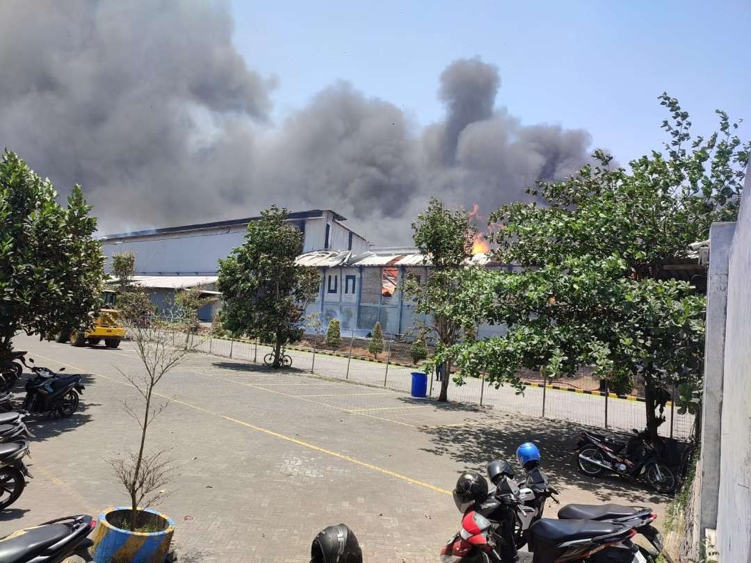 Kebakaran pabrik tissu PT Sun Paper Source (SPS) di Desa Kembangringgit Pungging Mojokerto, Jawa Timur. (Foto: Deni Lukmantara/Ngopibareng.id)