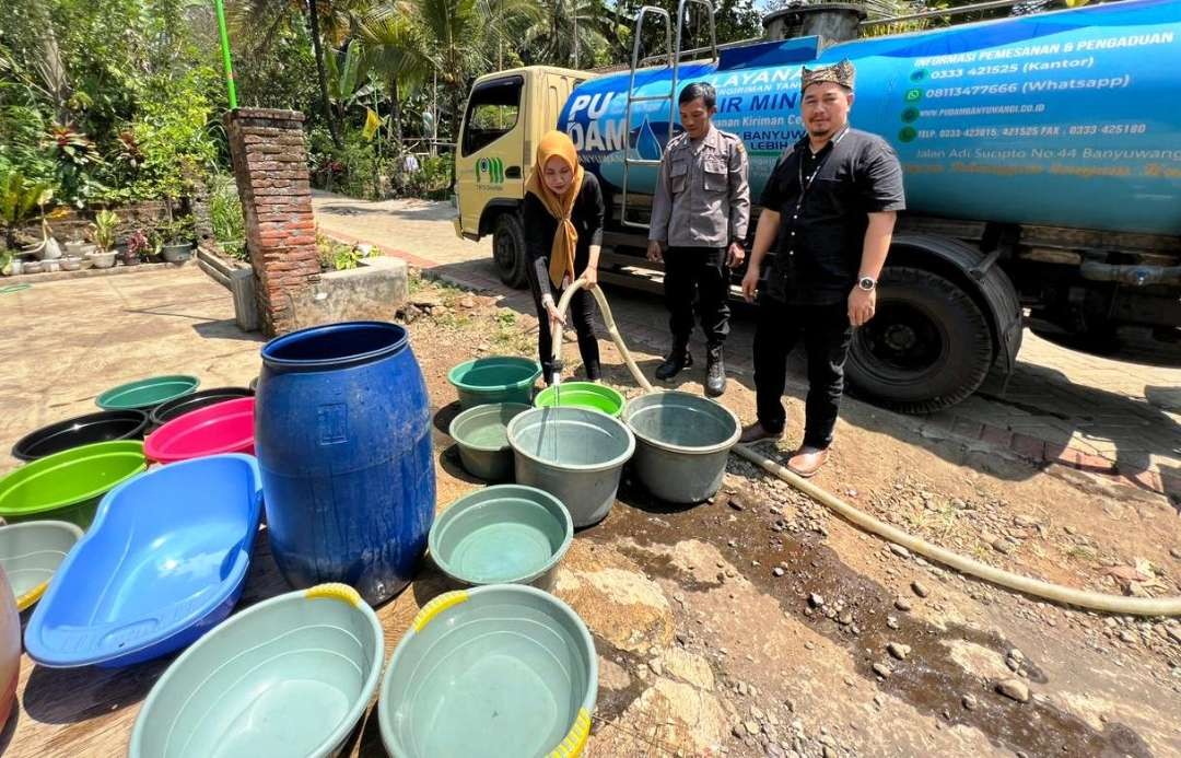 PUDAM Banyuwangi mendistribusikan air bersih ke Desa Bulusari, Kecamatan Kalipuro, Bayuwangi, Jawa Timur. (Foto: Istimewa)