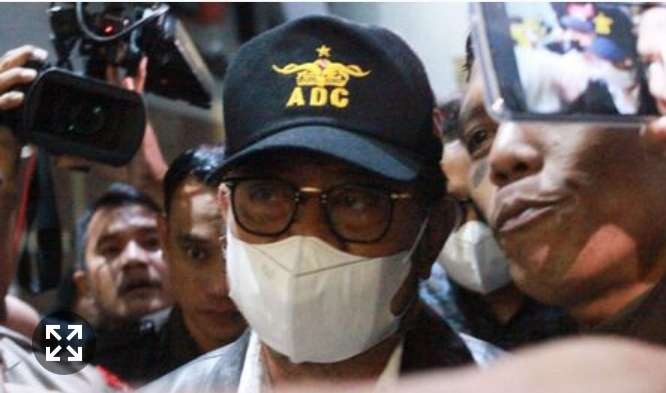 Eks Menteri Pertanian Syahrul Yasin Limpo tiba di Gedung KPK mengenakan masker, berkaca mata hitam dengan diborgol, sehingga sulit dikenali (Foto: Istimewa)