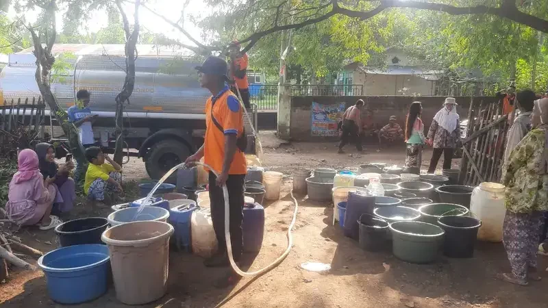 Badan Penanggulangan Bencana Daerah (BPBD) Sumenep menyalurkan air bersih kepada desa yang dilanda kekeringan. (Foto: Dok BPBD)