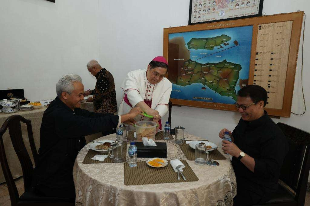 Bacapres PDIP, Ganjar Pranowo jamuan makan pagi bersama Uskup Agung Malang,  Mgr. Henricus Pidyarto Gunawan. (Foto: Tim Media Ganjar Pranowo)