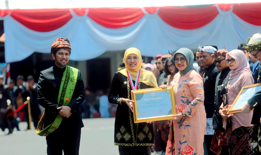 Penjabat (Pj). Bupati Lumajang, Indah Wahyuni (Yuyun) menerima penghargaan itu dalam puncak acara Peringatan Hari Jadi ke-78 Provinsi Jawa Timur, yang bertempat di Halaman Gedung Negara Grahadi Surabaya, Kamis 12 Oktober 2023 lalu. (Foto: Kominfo Lumajang)