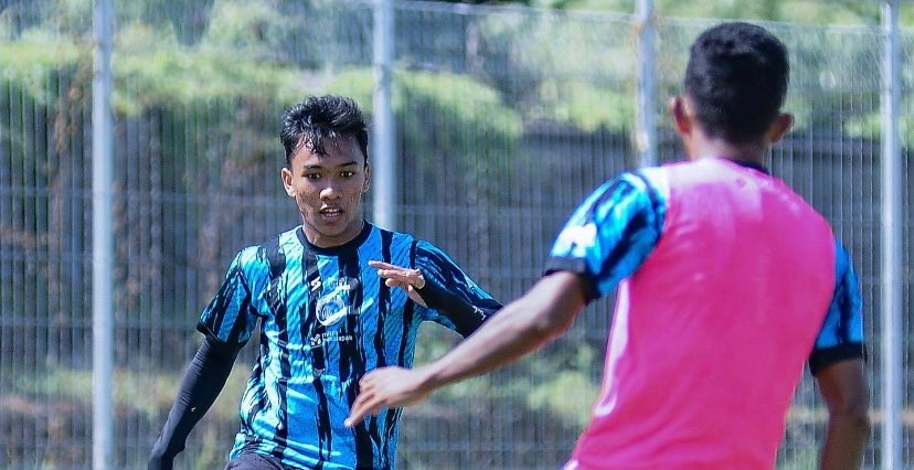 Wonderkid Arema FC, Arkhan Fikri saat menjalani sesi latihan bersama rekan satu tim (Foto: Twitter/@Aremafcofficial)