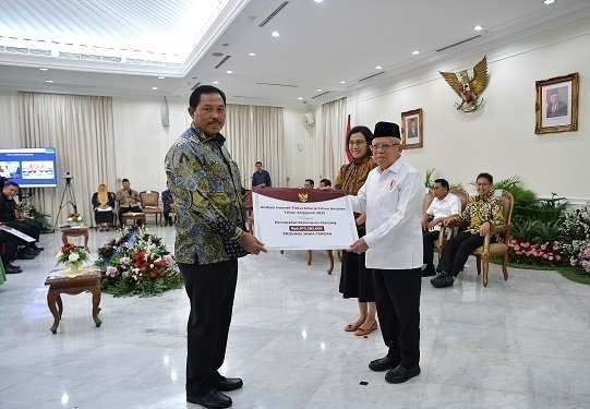 Pj Gubernur Jawa Tengah, Nana Sudjana, menerima alokasi insentif penanganan stunting oleh Wapres Ma'ruf Amin di Istana Wapres, Jumat 6 Oktober 2023. (Foto: Kominfo Jateng)