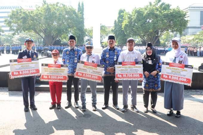 Pj Gubernur Jawa Tengah, Nana Sudjana memberi apresiasi kepada siswa berprestasi pada peringatan Hari Kesaktian Pancasila, Minggu 1 Oktober 2023. (Foto: Kominfo Jateng)