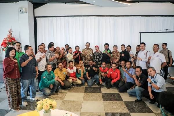 Pj Gubernur Jawa Tengah, Nana Sudjana bertemu serikat buruh. (Foto: Istimewa)