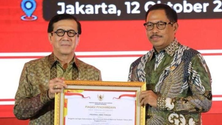 Pj Gubernur Jawa Tengah, Nana Sudjana menerima penghargaan provinsi terbaik pengelola jaringan dokumentasi dan informasi hukum nasional (JDIHN) tahun 2023 dari Menteri Hukum dan HAM, Yasonna Laoly, Kamis 12 Oktober 2023. (Foto: Istimewa)