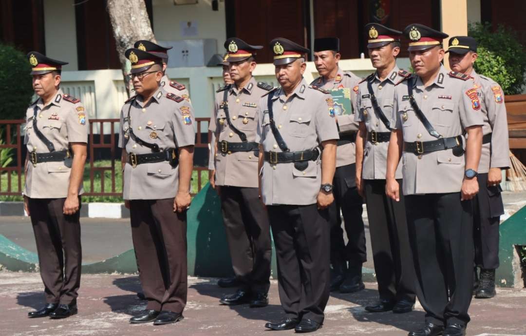 Lima perwira pertama di lingkungan Polres Bondowoso melakukan sertiijab, Sabtu 14 Oktober 2023.(Foto:Guido/Ngopibareng.id)