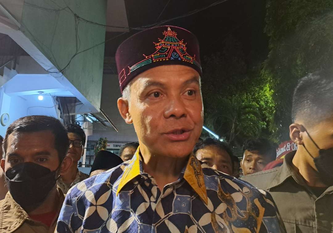 Ganjar Pranowo memakai songkok dari Masjid Cheng Hoo, Surabaya, saat menghadiri hari jadi ke-21 Masjid tersebut, Sabtu 14 Oktober 2023. (Foto: Pita Sari/Ngopibareng.id)
