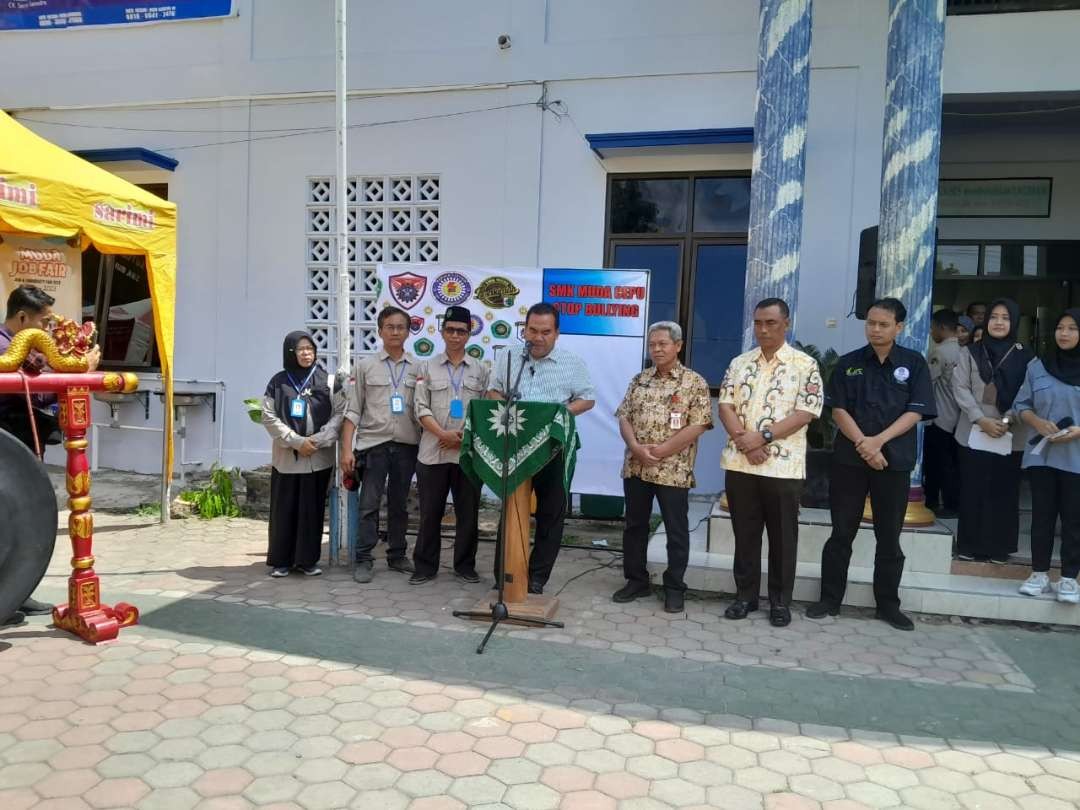 Bupati Blora, Arief Rohman membuka secara langsung Job and University Fair di SMK Muhammadiyah 2 Cepu. (Foto: Ahmad Sampurno/Ngopibareng.id)