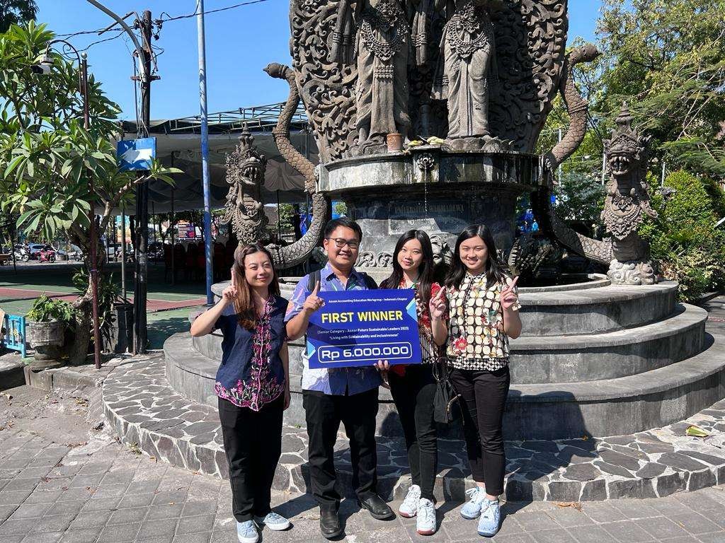 Empat mahasiswa Ubaya yang meraih juara satu dalam ASEAN Future Sustainable Leaders – 2023 dan mewakili Indonesia ke tingkat ASEAN. (Foto: dok Ubaya)
