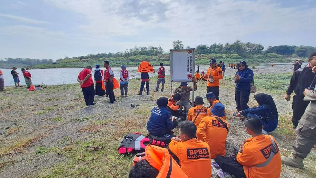 Tim gabungan SAR, BPBD dan MDMC melakukan pencarian atas korban tenggelam di Sungai Bengawan Solo. (Foto: dok. bpbd)