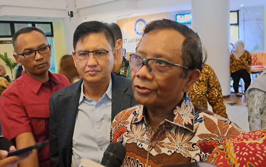 Menteri Kordinator Bidang Politik Hukum dan Keamanan (Menko Polhukam) Mahfud MD saat ditemui di Unair Surabaya. (Foto: Pita Sari/Ngopibareng.id)