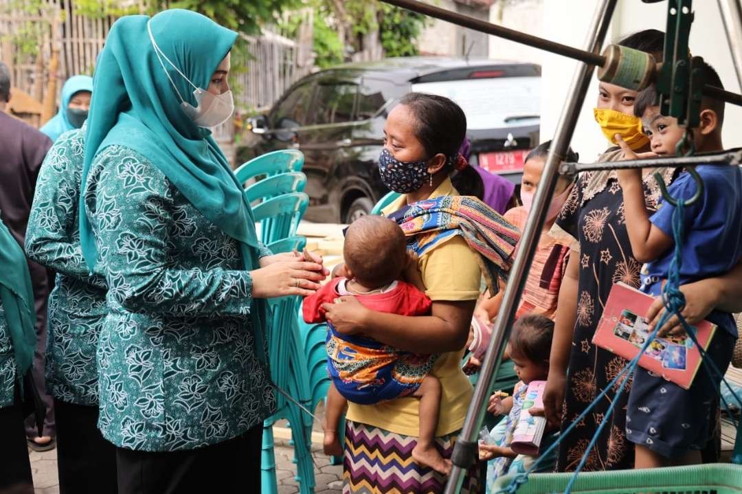 Ny. Aminah Hadi Zainal Abidin (kiri) berbincang-bincang dengan ibu-ibu terkait stunting di Posyandu balita. (Foto: Ikhsan Mahmudi/Ngopibareng.id)