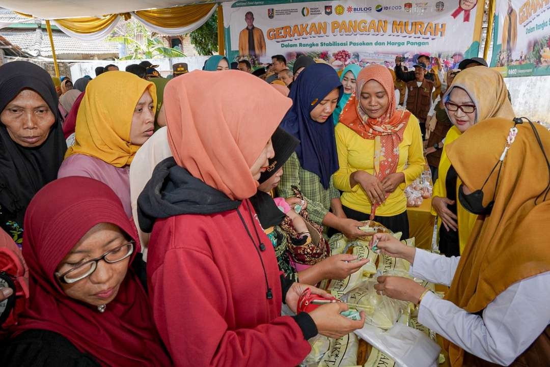 Pelaksanaan kegiatan pangan murah di Desa Gemulung, Kecamatan Kerek, Tuban. (dok. Pemkab Tuban)