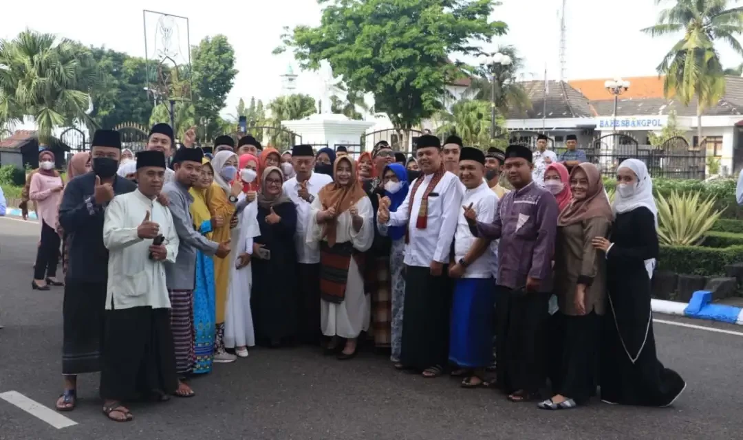 Bupati Ponorogo Sugiri Sancoko bersama masyarakat, mengenakan busana muslim yang dijadwalkan selama 9 hari guna memperingati Hari Santri yang jatuh tiap tanggal 22 Oktober. (Foto:  dok. kominfo)