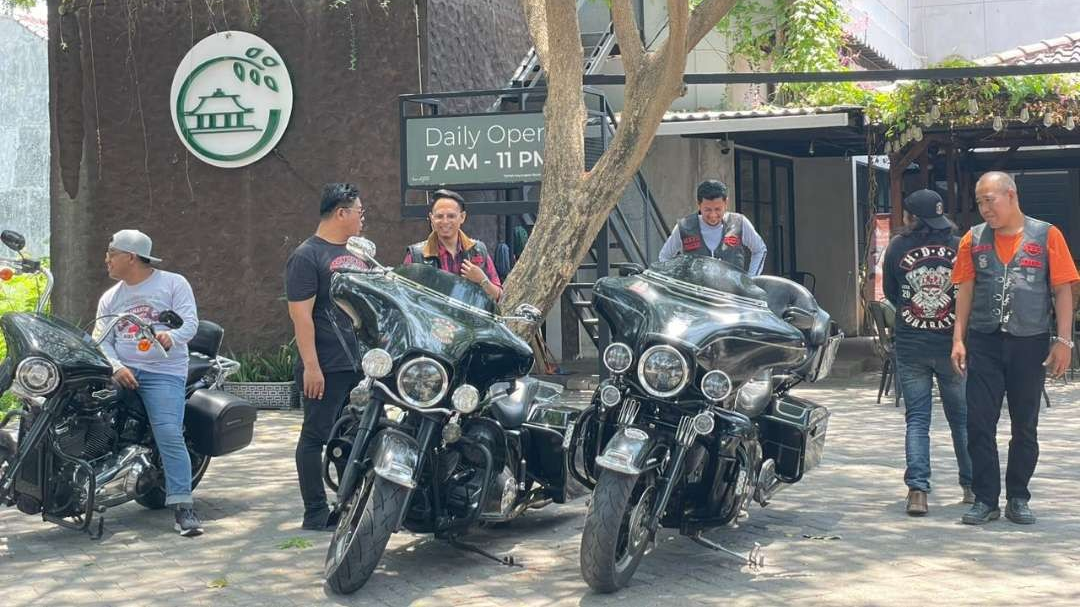Komunitas pengendara Harley Davidson dari Surabaya mampir di Kantor Redaksi ngopibareng.id di Taman Gayungsari Barat II Nomor 12, Kecamatan Gayungan, Kota Surabaya. (Foto: Arif Afandi/ngopibareng.id)