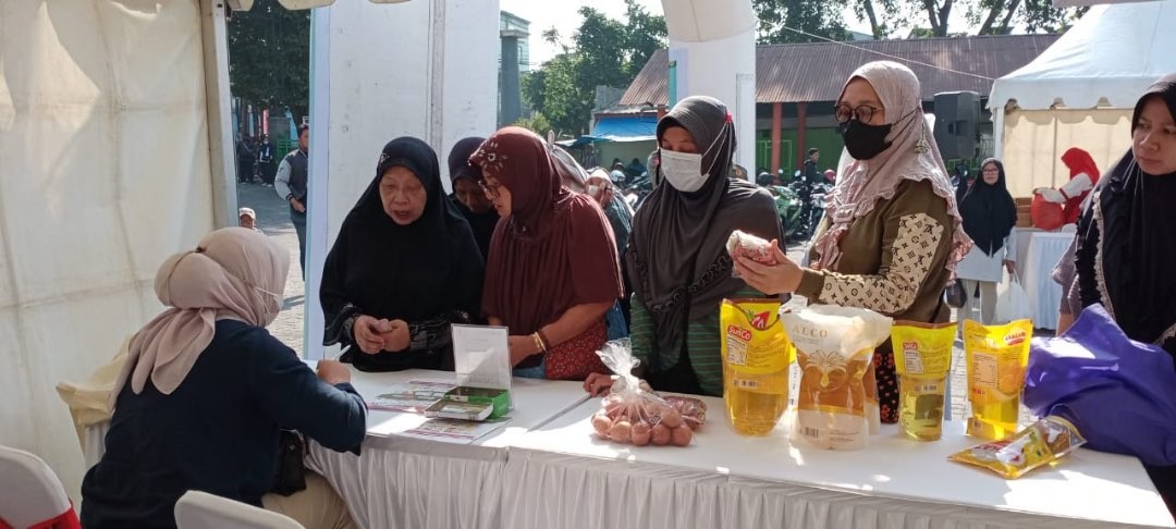 Sejumlah masyarakat di Merjosari, Kota Malang menyerbu operasi pasar murah (Foto: Lalu Theo/Ngopibareng.id)