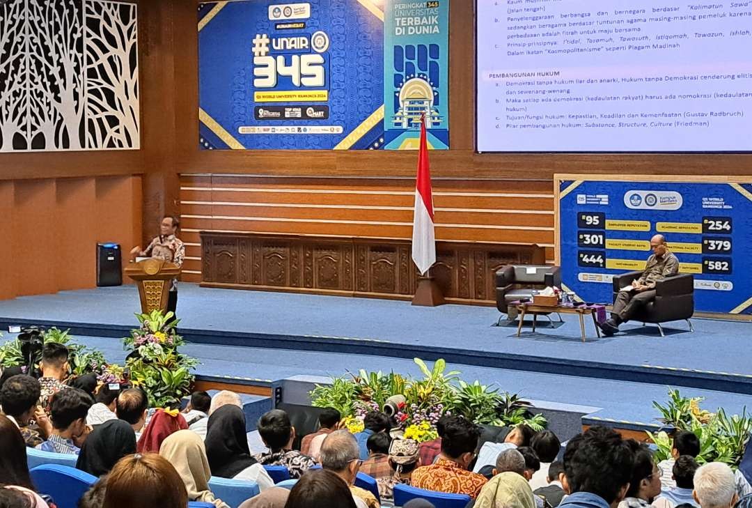 Menteri Koordinator Bidang Politik, Hukum dan Keamanan Indonesia, Mahfud MD saat memberikan kuliah umum di Unair. (Foto: Pita Sari/Ngopibareng.id)