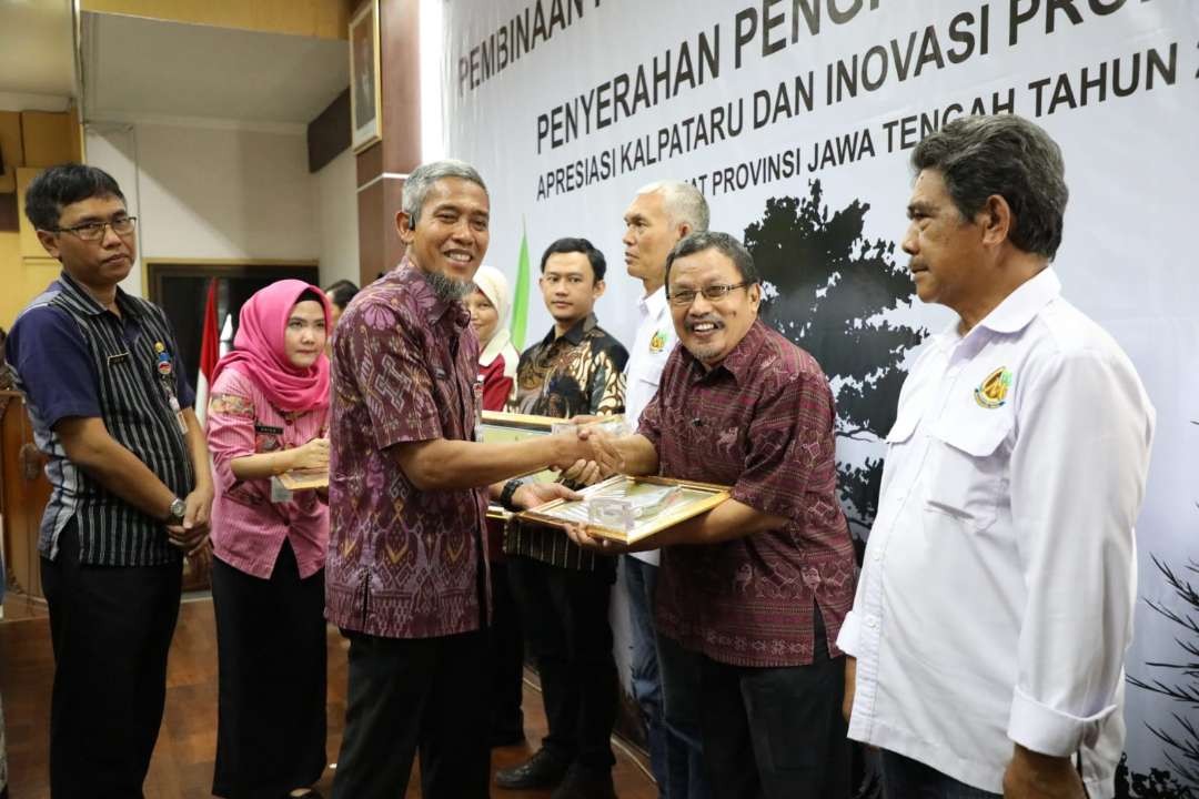 Pemerintah Provinsi Jawa Tengah (Pemprov Jateng) memberikan penghargaan kepada 19 pegiat lingkungan di Kantor Dinas Lingkungan Hidup dan Kehutanan Jawa Tengah di Kota Semarang, Selasa 10 Oktober 2023. (Foto: Humas Jateng)