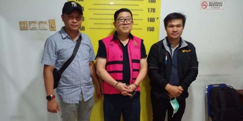 Tersangka kasus korupsi BTS Kominfo Sadikin Rusli ditangkap di Surabaya. (Foto: Ant)