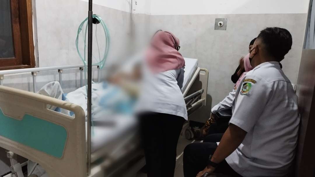 Tim P2TP2A Banyuwangi memberikan pendampingan pada korban di ruang perawatan RSUD Blambangan (foto:Muh Hujaini/Ngopibareng.id)
