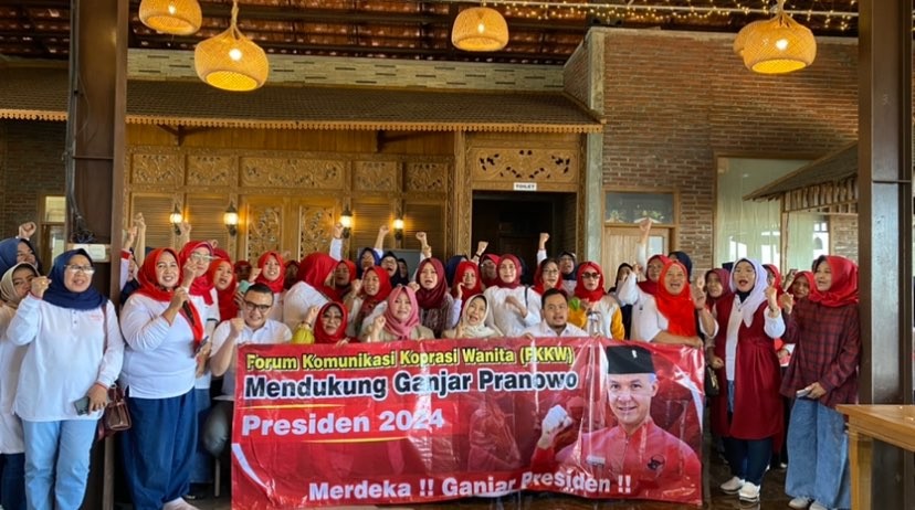 Forum Komunikasi Koperasi Wanita Jawa Timur deklarasi dukungan ke bakal calon presiden (bacapres) Ganjar Pranowo, Selasa 17 Oktober 2023. (Foto: Lalu Theo/Ngopibareng.id)
