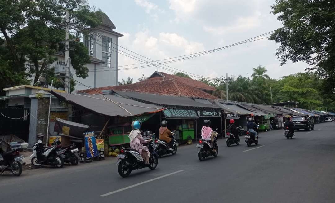 PKL yang berjualan di Jalan Jawa, Kecamatan Sumbersari, Jember (Foto: Rusdi/Ngopibareng.id)