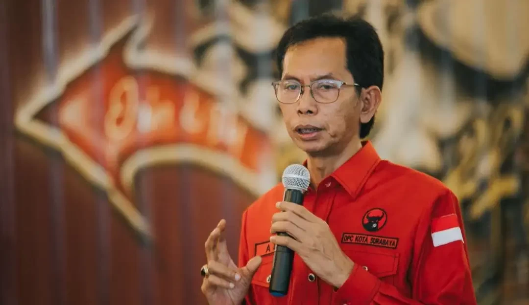 Ketua DPC PDIP Kota Surabaya, Adi Sutarwijono saat mengumumkan bahwa Rabu 18 Oktober 2023, besok, akan digelar nobar pengumuman bacawapres. (Foto: dok Pribadi)