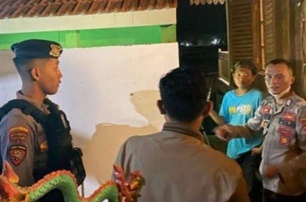 Anggota Polres Situbondo melakukan penyelidikan rumah Wakil Ketua DPRD Situbondo yang dibobol maling. (Foto: Satreskrim Polres Situbondo)