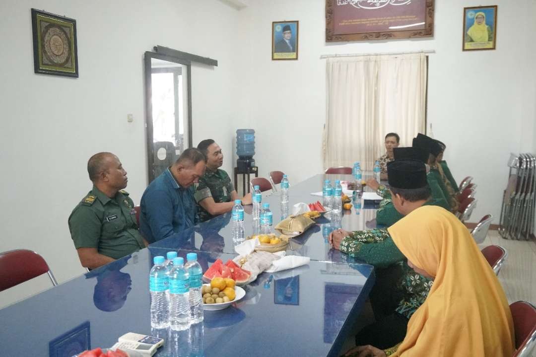 Pejabat teras Kodim 0813 bersama pengurus PD Muhammadiyah  dalam sebuah pertemuan pada Selasa 17 Oktober 2023. (Foto: dok. majelis pustaka PDM)