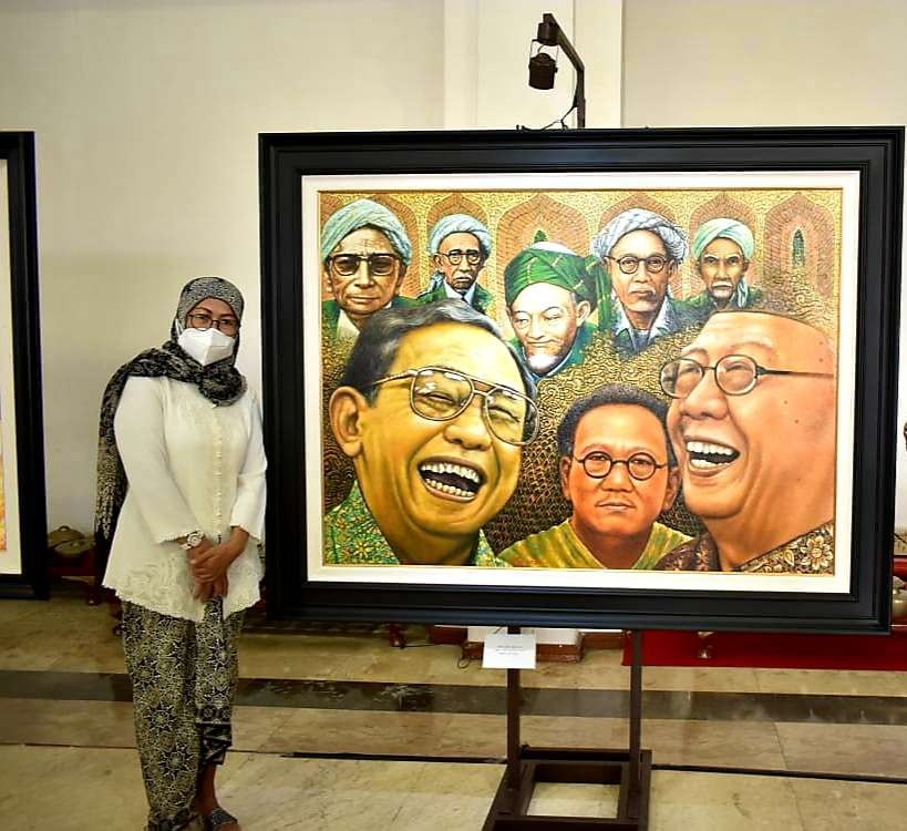 Pelukis Nabila Dewi Gayatri  menggelar Pameran Tunggal di Galeri DKS Surabaya. (Foto:dok/ngopibareng.id)