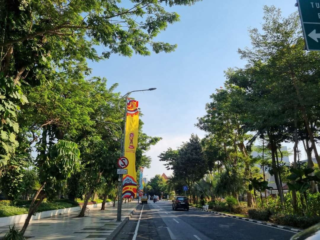 Pernak pernik Piala Dunia U-17 yang mulai menghiasi ruas jalan Kota Surabaya. (Foto: Pita Sari/Ngopibareng.id)